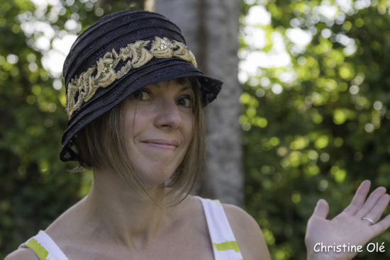 Elégante cloche en tresse ajourée avec passementerie ancienne

